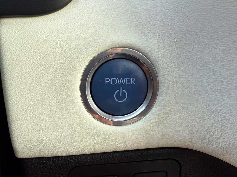 Toyota Sequoia Vehicle Image 17