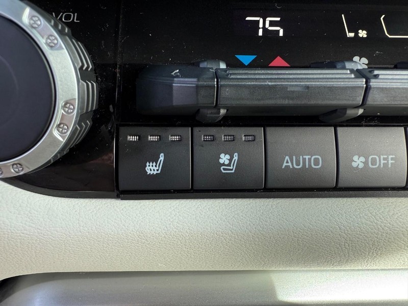 Toyota Sequoia Vehicle Image 18