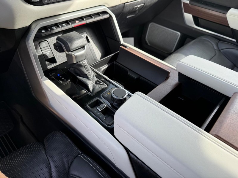 Toyota Sequoia Vehicle Image 21