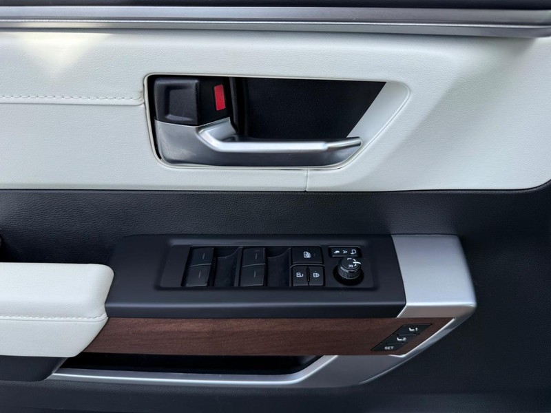 Toyota Sequoia Vehicle Image 26