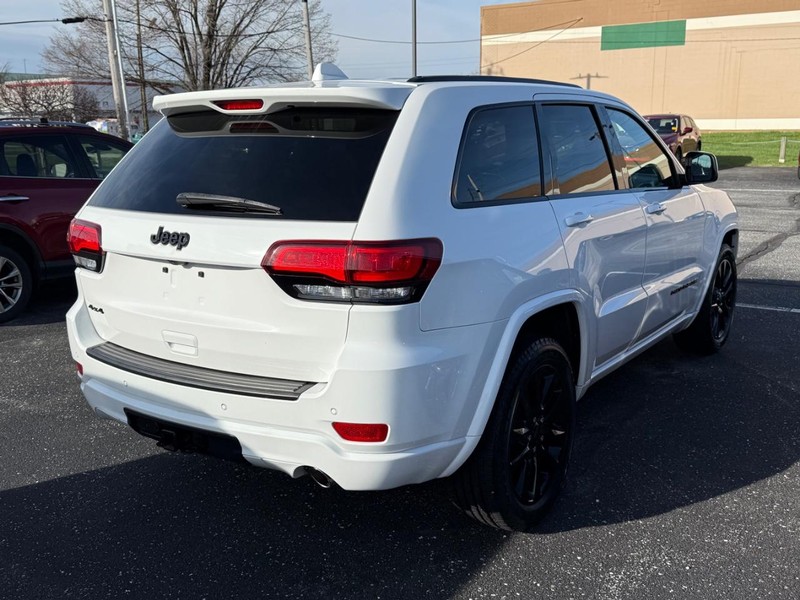 Jeep Grand Cherokee Vehicle Image 04