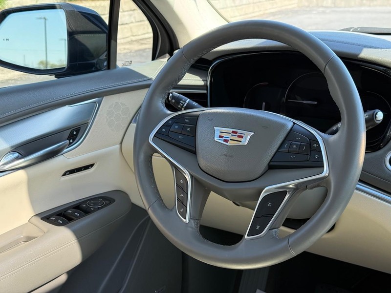 Cadillac XT5 Vehicle Image 14