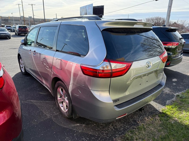 Toyota Sienna Vehicle Image 03