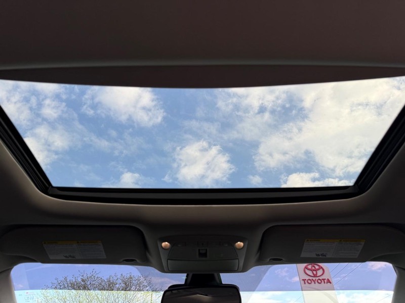Nissan Maxima Vehicle Image 11