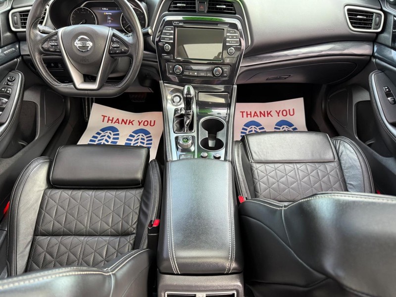 Nissan Maxima Vehicle Image 12