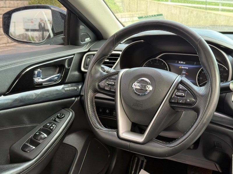 Nissan Maxima Vehicle Image 13