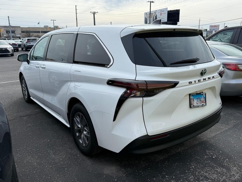 Toyota Sienna Vehicle Image 03