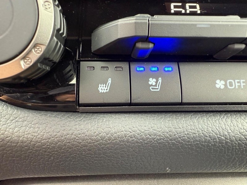 Toyota Tundra 4WD Vehicle Image 11