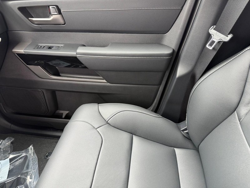 Toyota Tundra 4WD Vehicle Image 16