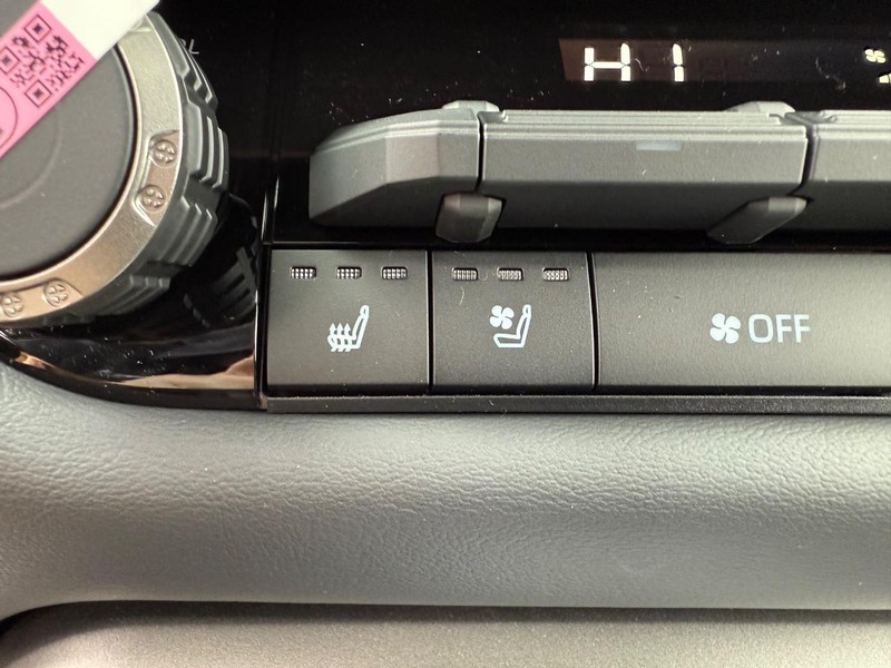 Toyota Tundra 4WD Vehicle Image 11