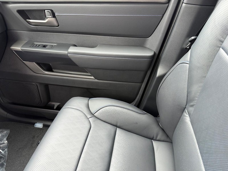 Toyota Tundra 4WD Vehicle Image 16