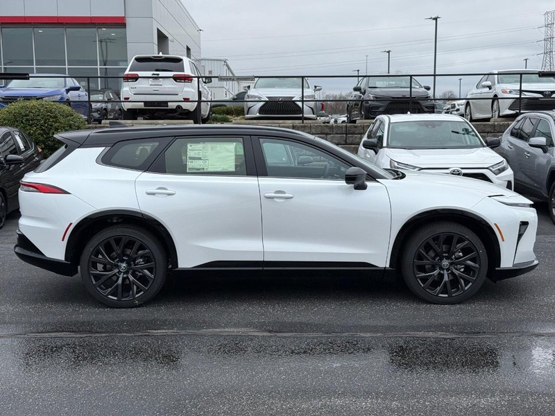 Toyota Crown Signia Vehicle Image 02