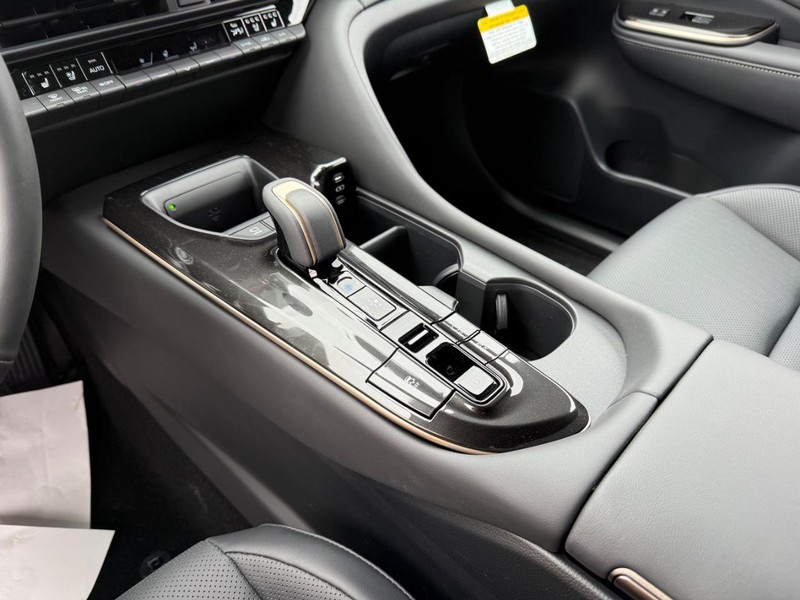 Toyota Crown Signia Vehicle Image 15