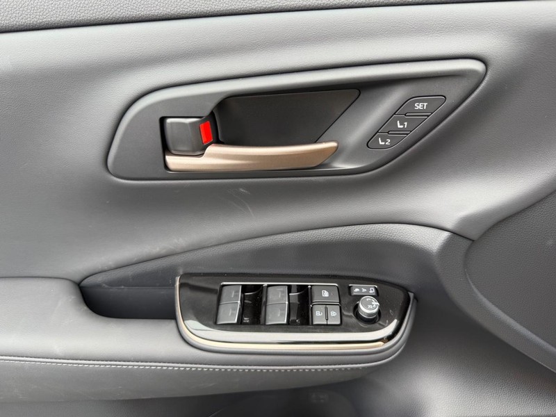 Toyota Crown Signia Vehicle Image 20