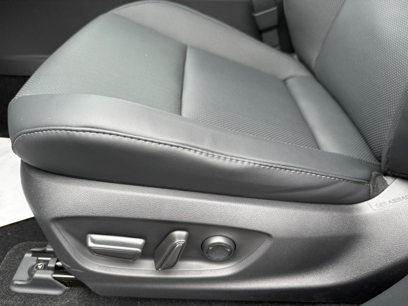 Toyota Crown Signia Vehicle Image 21