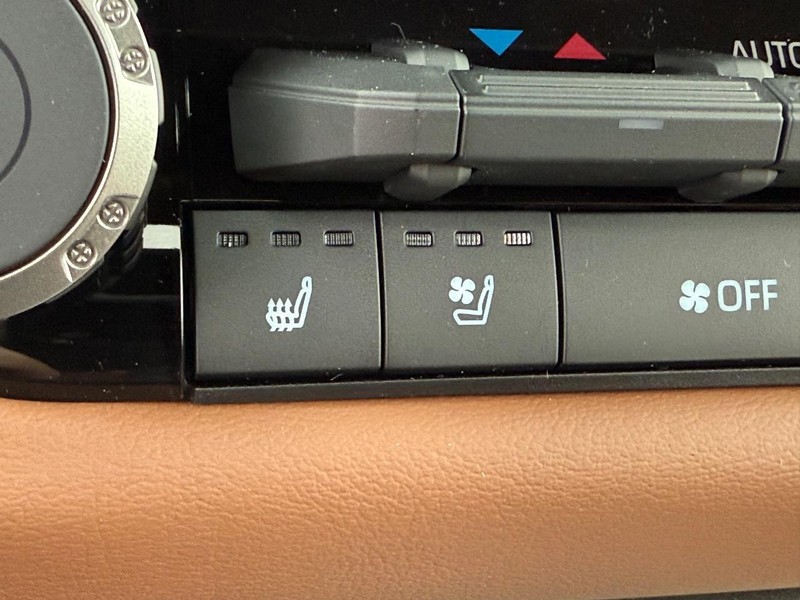 Toyota Tundra 4WD Vehicle Image 11