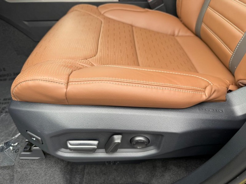 Toyota Tundra 4WD Vehicle Image 21