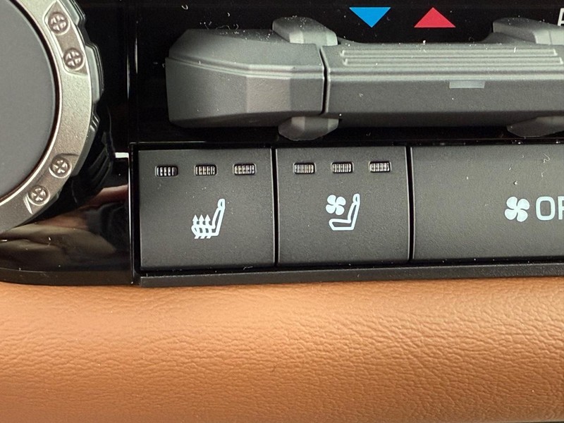 Toyota Tundra 4WD Vehicle Image 11