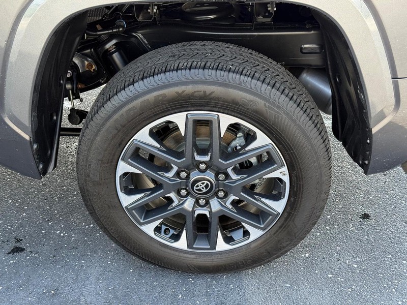 Toyota Tundra 4WD Vehicle Image 06