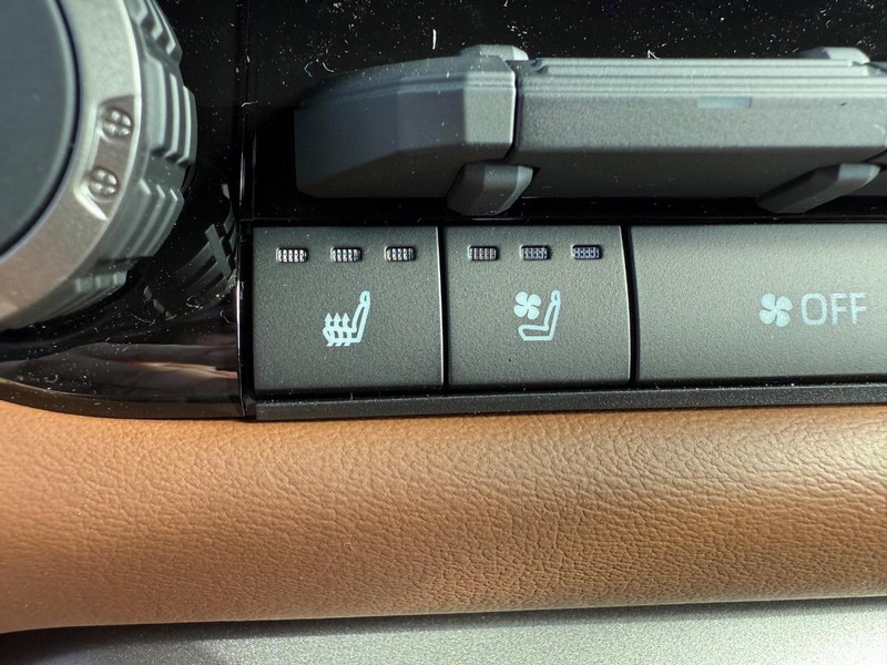 Toyota Tundra 4WD Vehicle Image 11