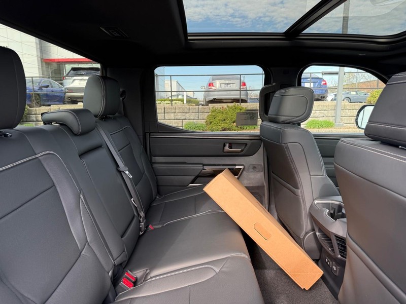 Toyota Tundra 4WD Vehicle Image 04