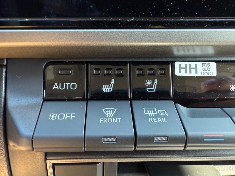 Toyota Camry Vehicle Image 11