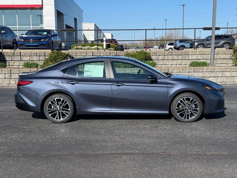 Toyota Camry Vehicle Image 02