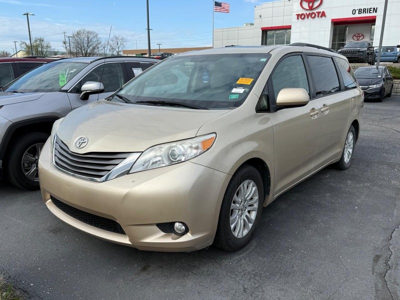 Toyota Sienna Vehicle Image 02
