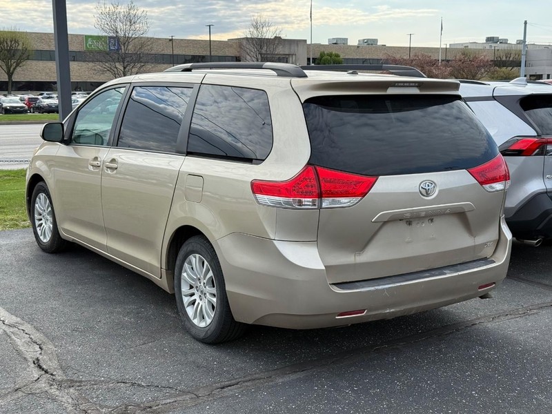 Toyota Sienna Vehicle Image 03