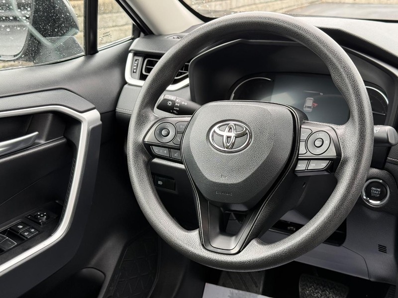 Toyota RAV4 Vehicle Image 12