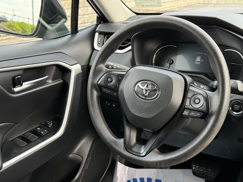 Toyota RAV4 Vehicle Image 12