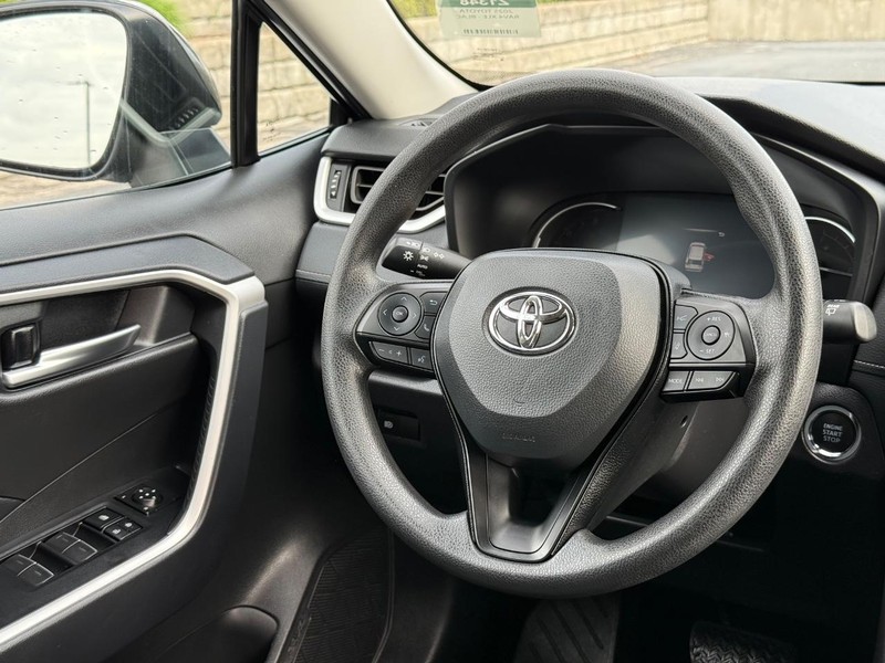 Toyota RAV4 Vehicle Image 12