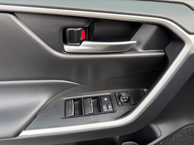 Toyota RAV4 Vehicle Image 23