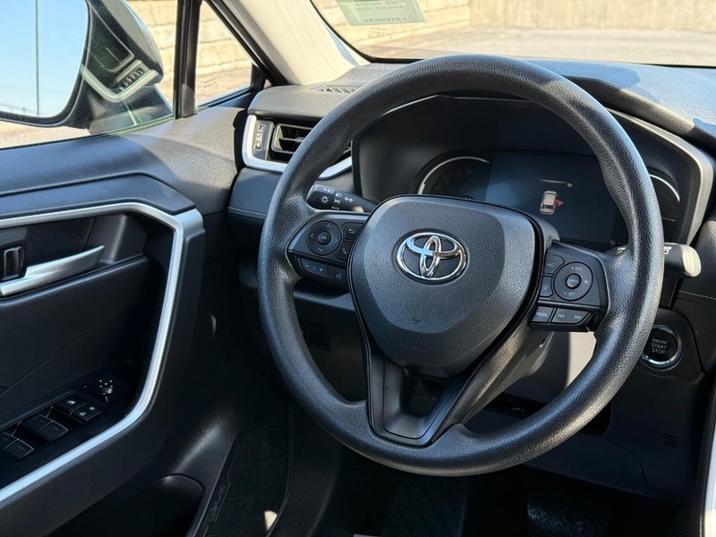 Toyota RAV4 Vehicle Image 12