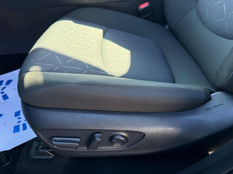 Toyota RAV4 Vehicle Image 24