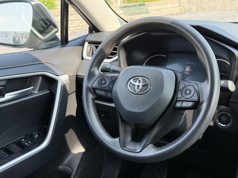 Toyota RAV4 Vehicle Image 12