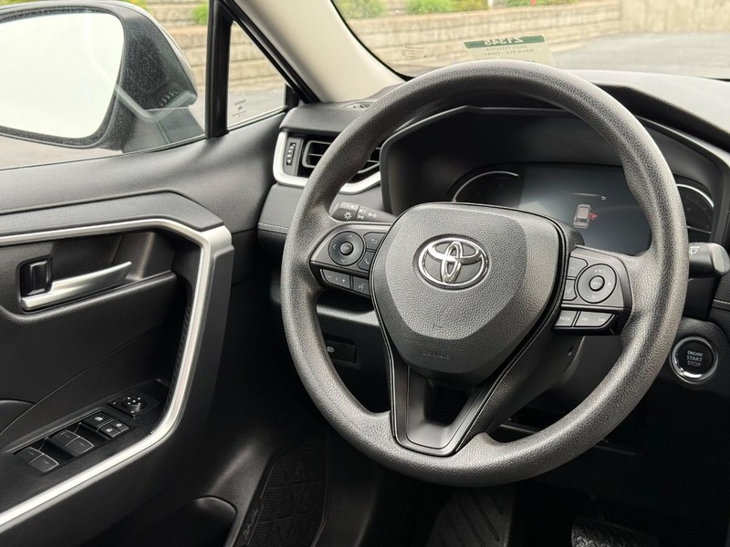 Toyota RAV4 Vehicle Image 12