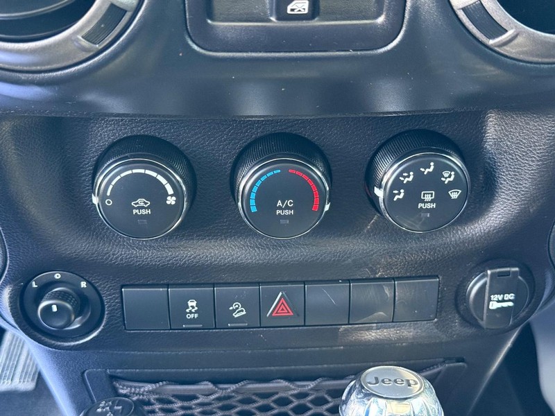 Jeep Wrangler JK Unlimited Vehicle Image 16