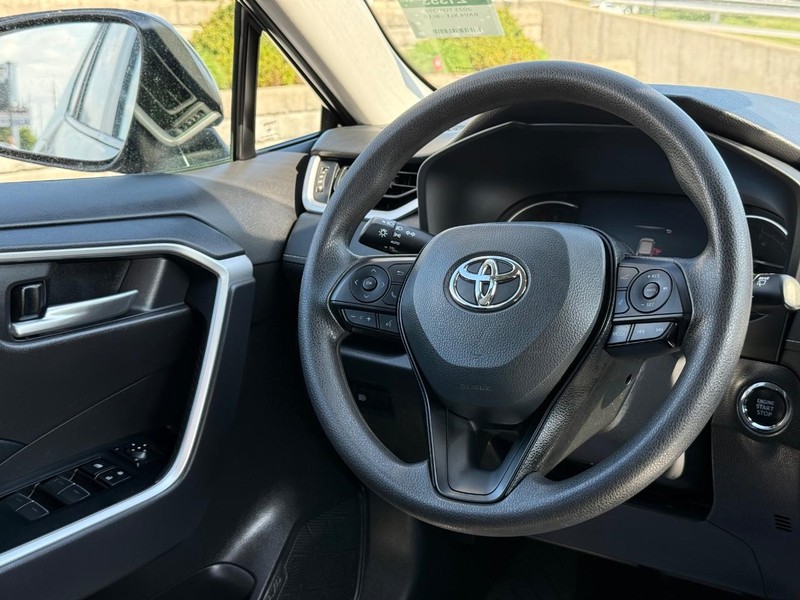 Toyota RAV4 Vehicle Image 12