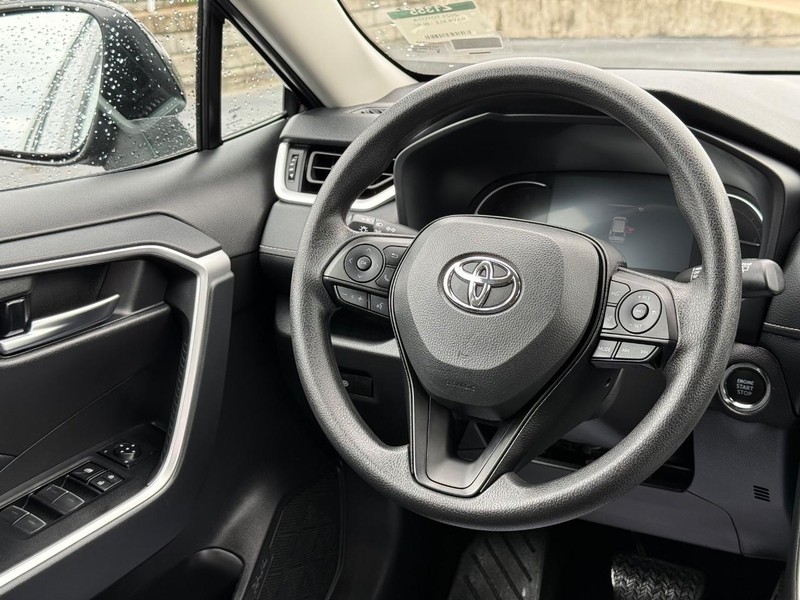 Toyota RAV4 Vehicle Image 12