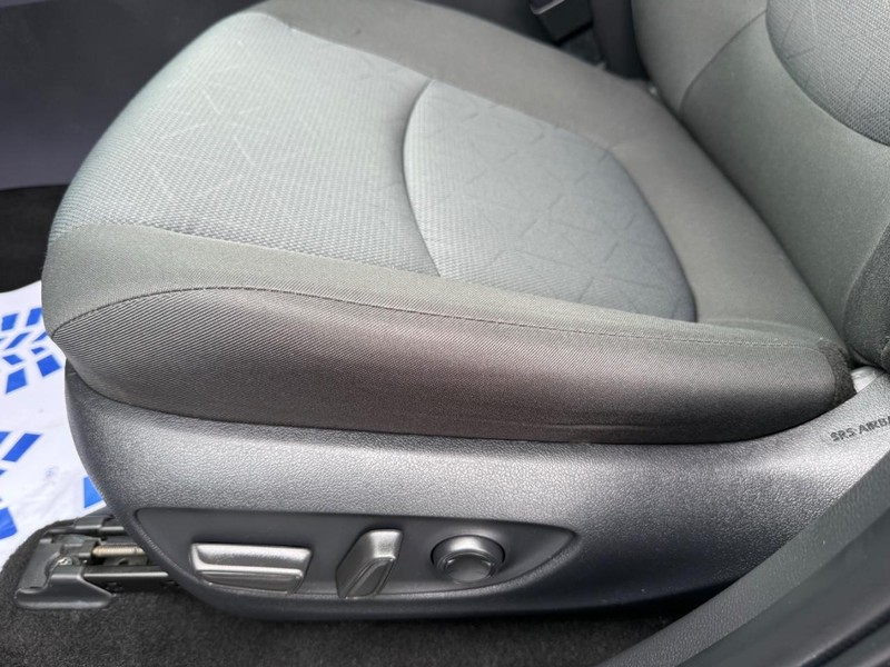 Toyota RAV4 Vehicle Image 24