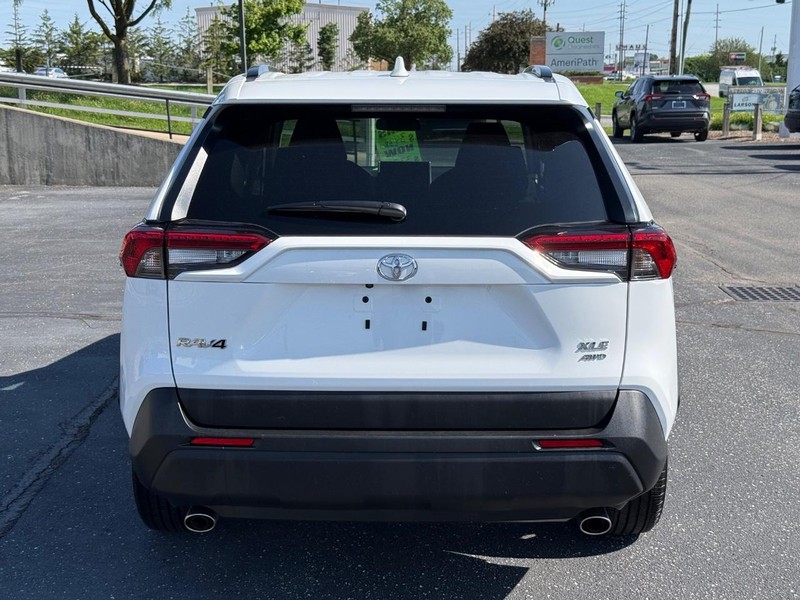 Toyota RAV4 Vehicle Image 04