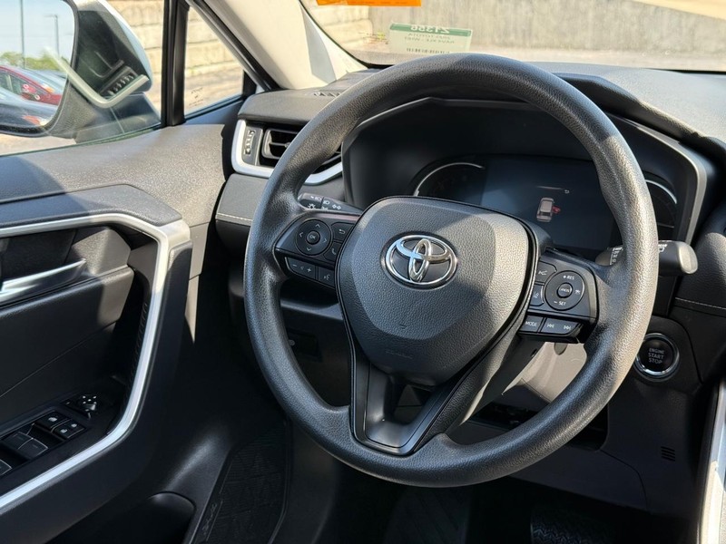 Toyota RAV4 Vehicle Image 12