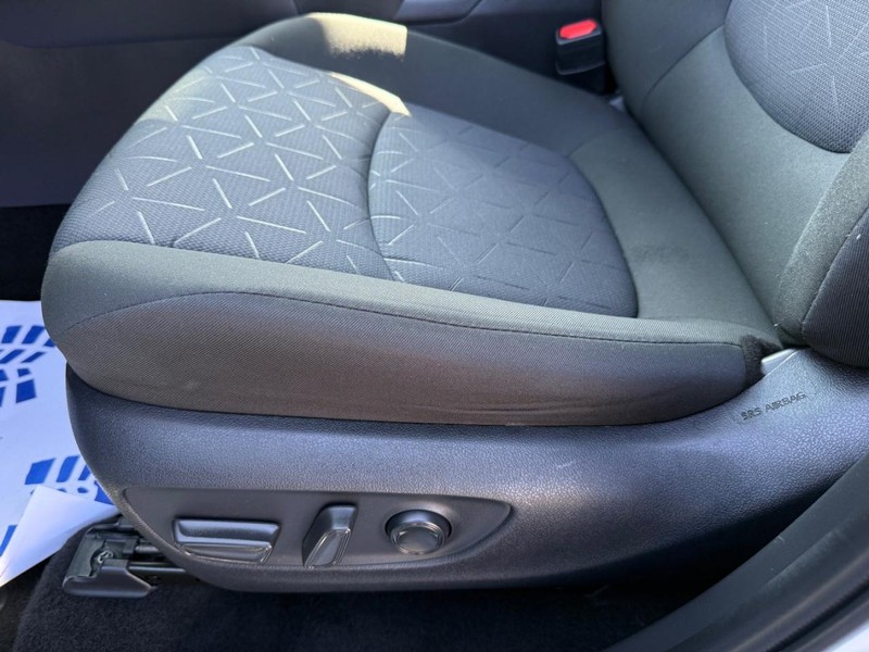 Toyota RAV4 Vehicle Image 24