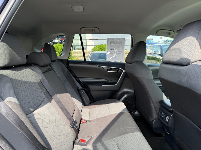 Toyota RAV4 Vehicle Image 09