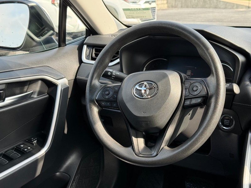 Toyota RAV4 Vehicle Image 11