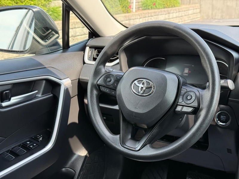 Toyota RAV4 Vehicle Image 12