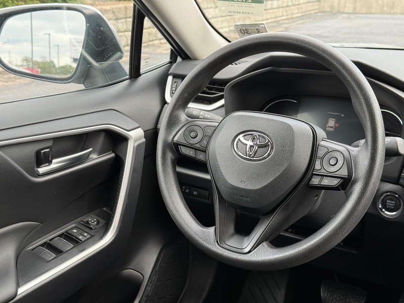 Toyota RAV4 Vehicle Image 12