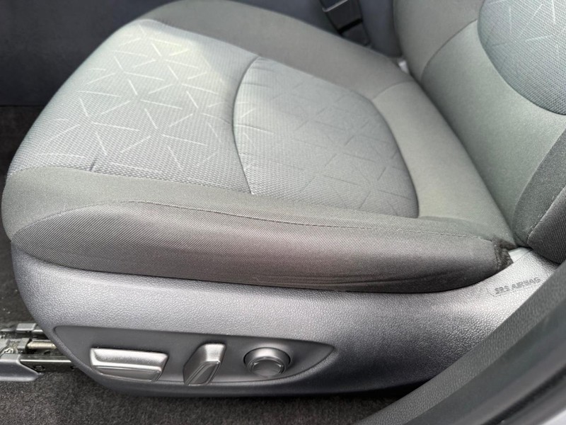 Toyota RAV4 Vehicle Image 24