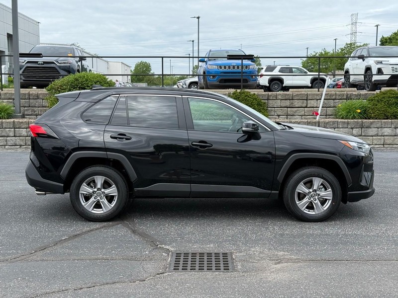Toyota RAV4 Vehicle Image 02